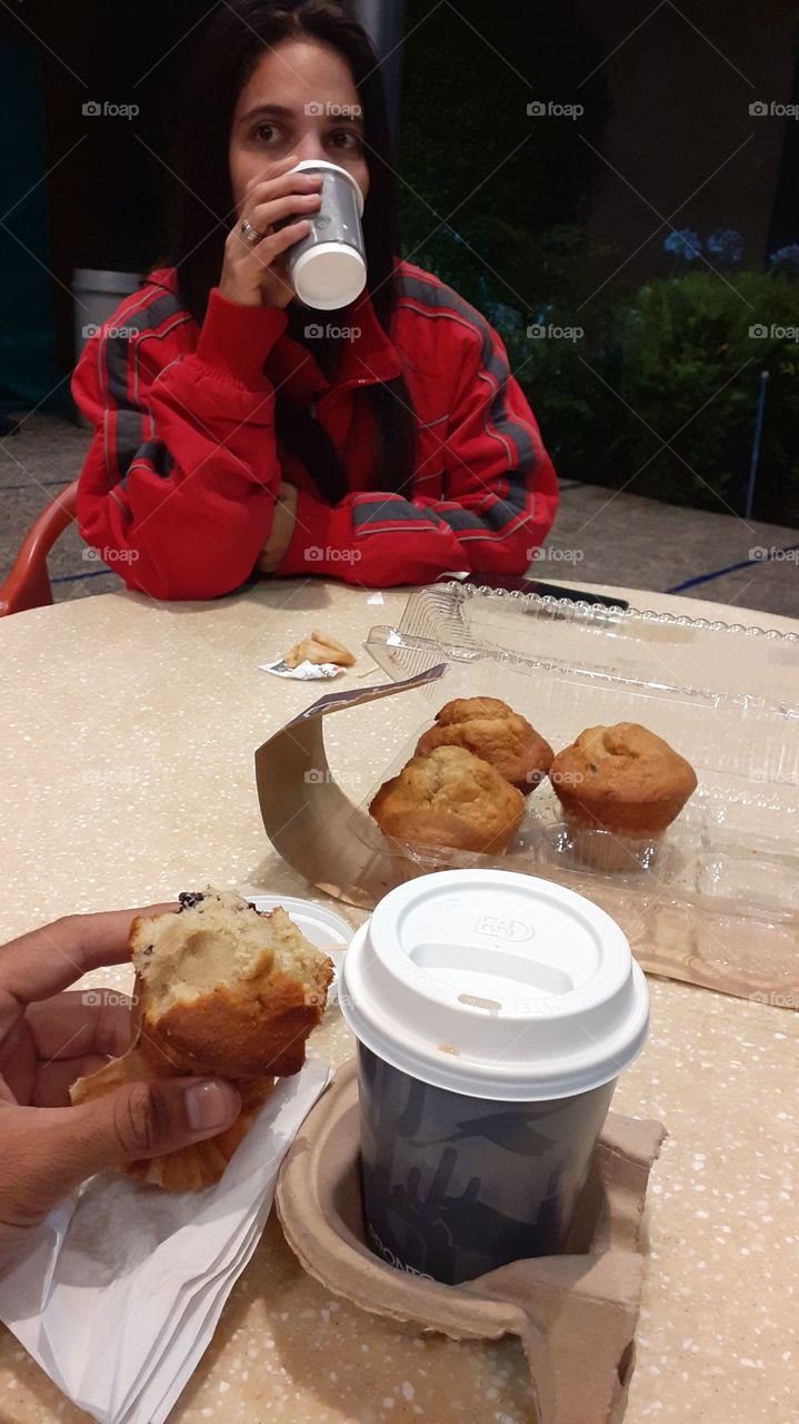 rico café con ponque de chocolate