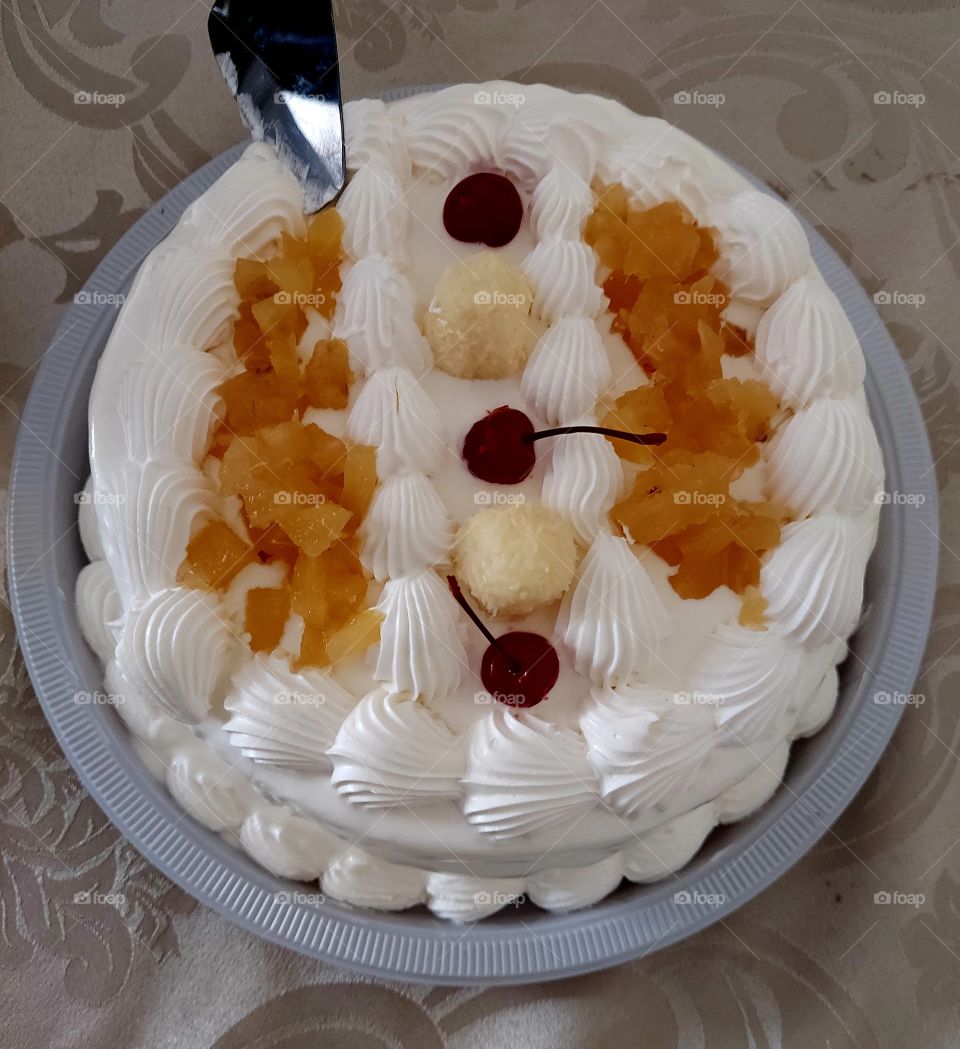 Bolo delicioso, massa leve com recheio de abacaxi e coco.