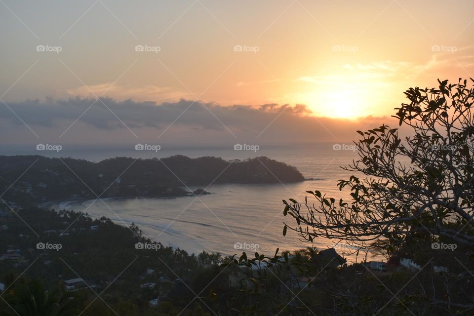 Atardecer deslumbrante en la playa 