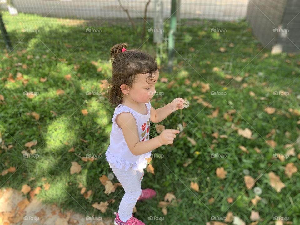 Niña jugando hojas