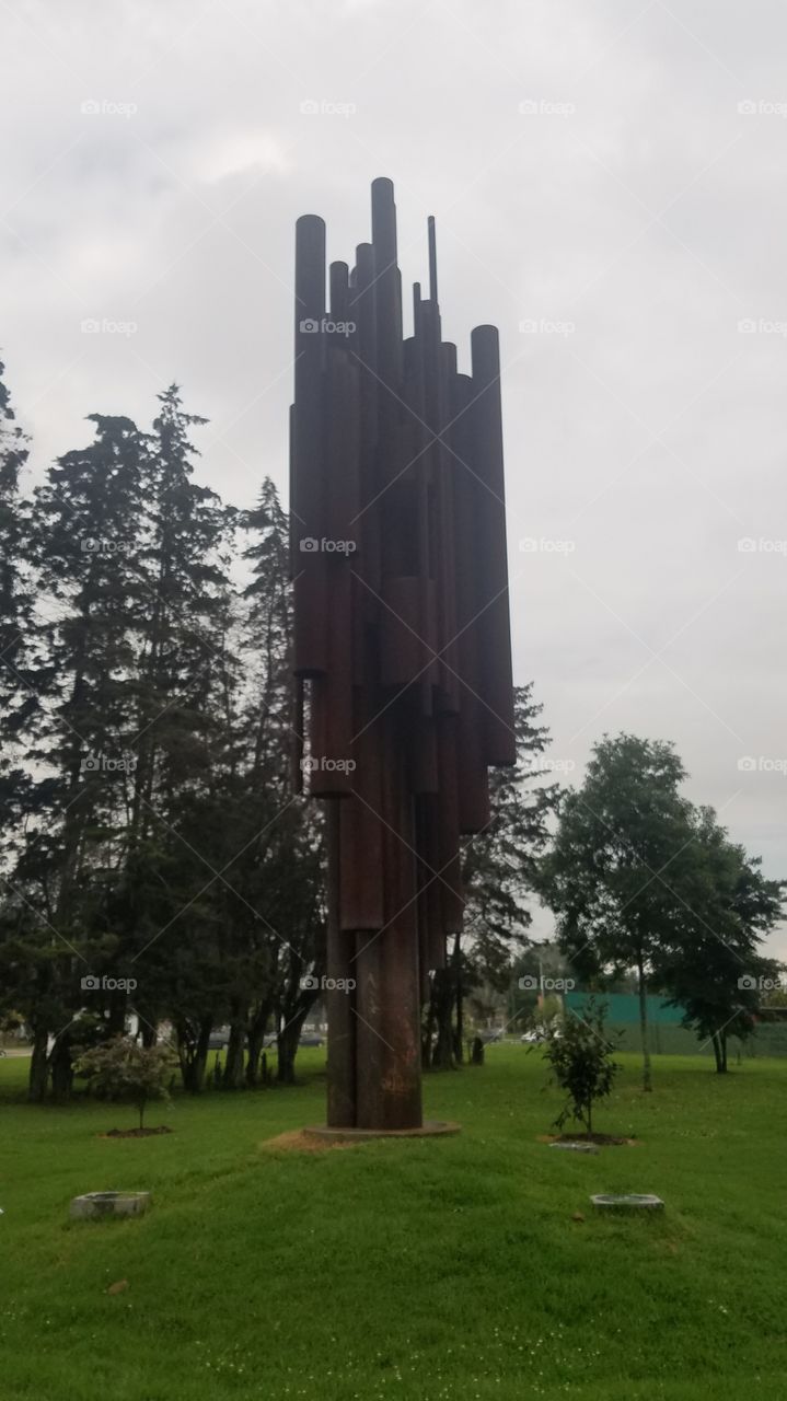 (3) this tower sculpture was pretty rusty, so their pipes structure surely was there years ago... i guess this things happens when you don't use some routes in years.