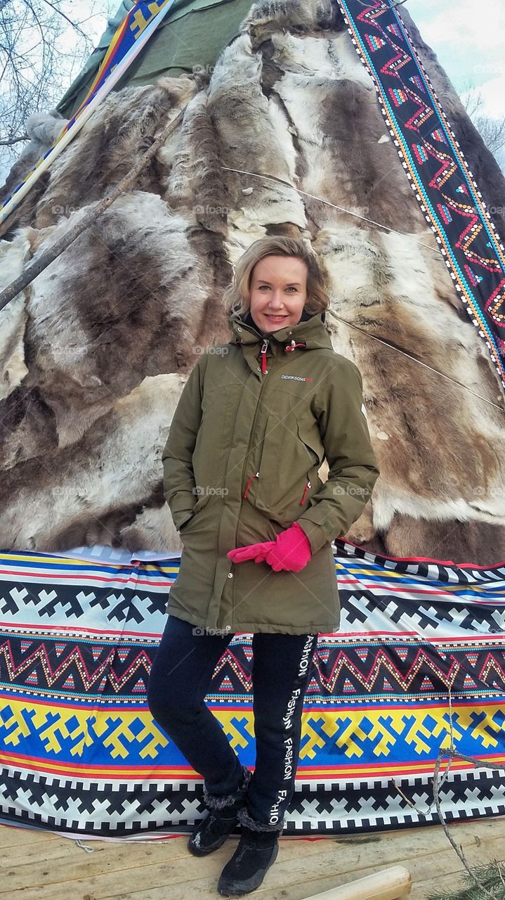 девушка зимой на фоне юрты
