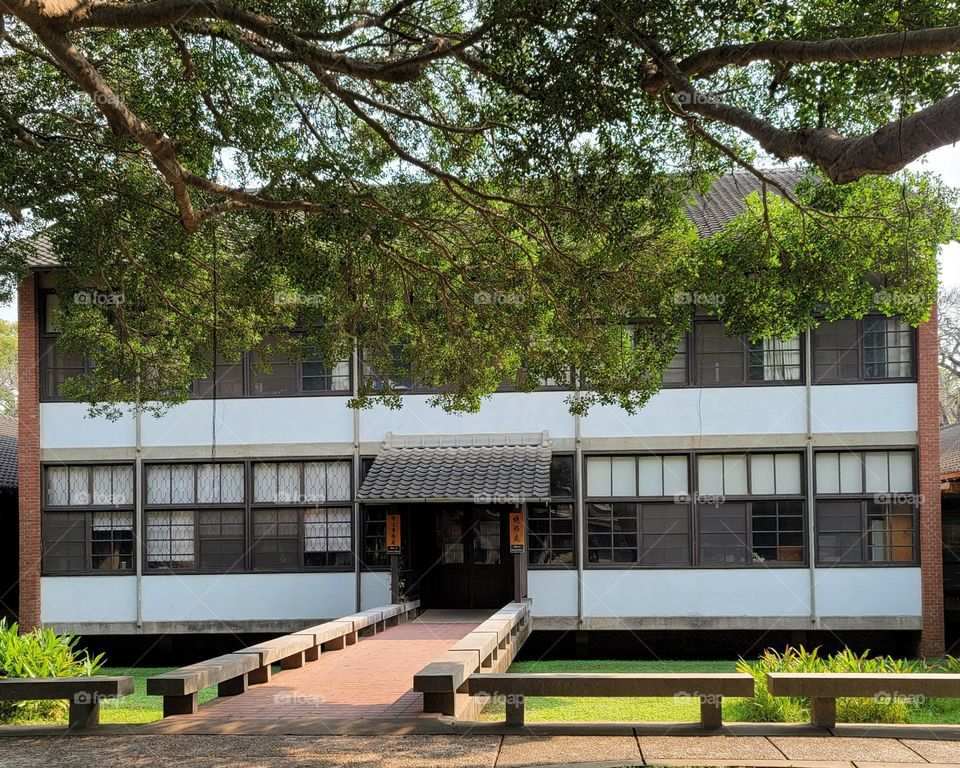 Tunghai University. Modernist architectural techniques, the spirit of integrating Chinese-style gardens and courtyard layouts, presenting "modern and simplified Chinese style" Taiwan's representative works of modernism in the 1960s