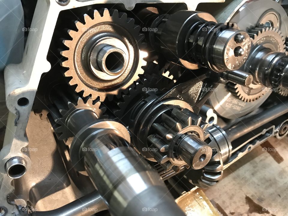 Going deep into the working gear internals of the engine. Time to fix things.