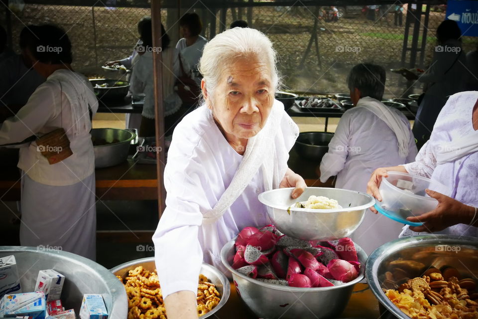 Nuns in Buddhism and food