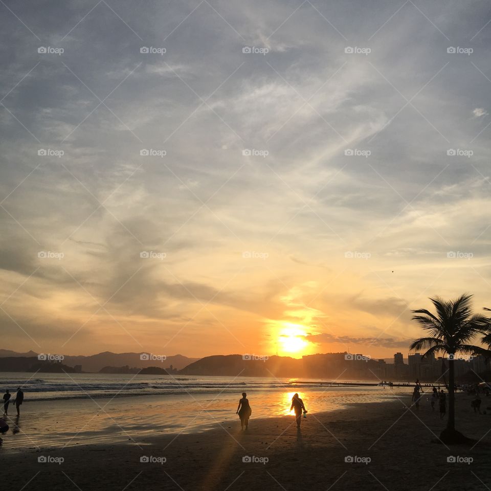 O #entardecer mais bonito do mundo!
Como a #praia é relaxante...
📸  #FOTOGRAFIAéNOSSOhobby
#sol #sun #sky #céu #natureza #horizonte #paisagem #inspiração #mobgrafia #XôStress #Santos