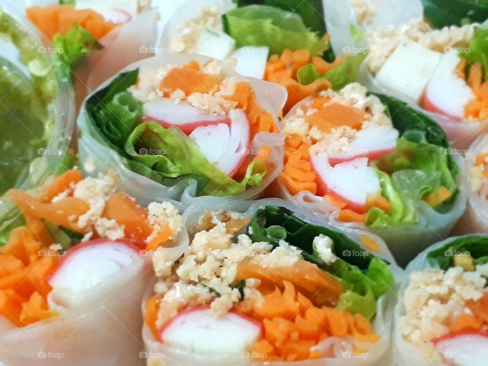 Fresh vegetable rice wraps (kuay tie Luigi suan)