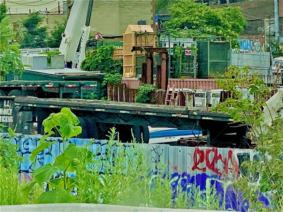 An industrial sight with graffiti on our way back to „Newtown Creek“ and the „East River“ and the „Pulaski Bridge“. 2022. Hypnotic Productions