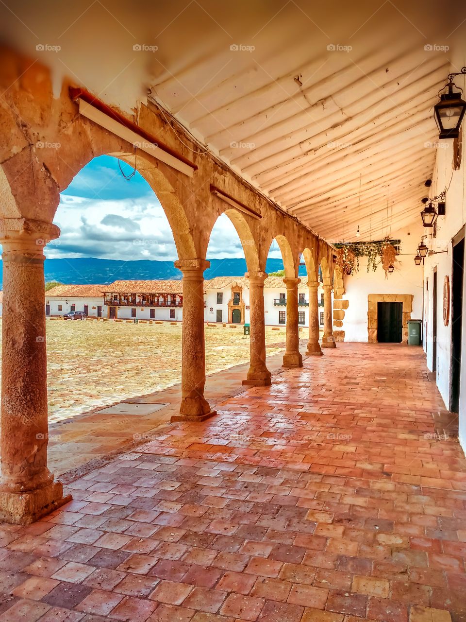 Villa de Leyva, Boyacá Colombia - Arcos en la plaza principal. Arquitectura colonial. Villa de Leyva, Boyacá Colombia - Arches in the main square. Colonial architecture.