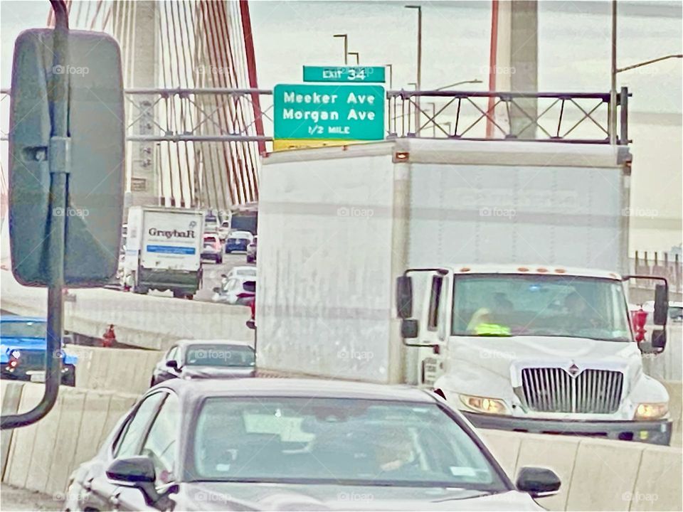 Rush hour traffic just won’t stop at this time of the afternoon in LIC, Queens on the „Brooklyn Queens Expressway“. On this day it was even standing traffic. 2022. Hypnotic Productions