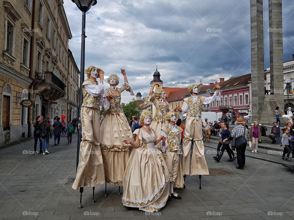 "The days of Cluj-Napoca"it's a festival that lasts a few days but we have the opportunity to be entertained, to discover things rather interesting. In addition to music, ephemeral bars and restaurants, we discover this group of comedians with their