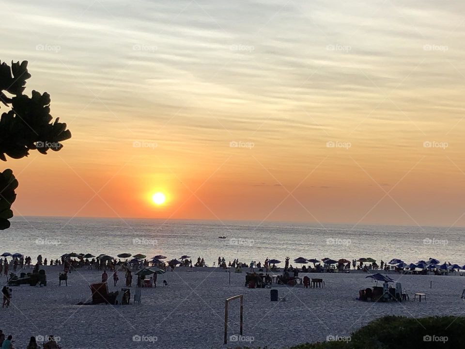 Por do sol. Praia Grande. Arraial do cabo.