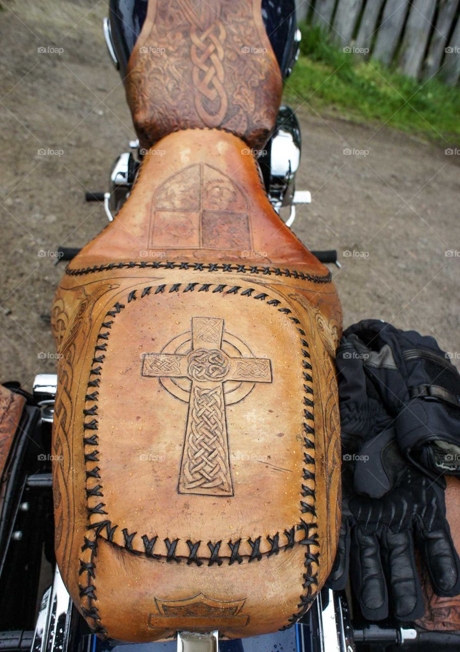 Artistic leather saddle