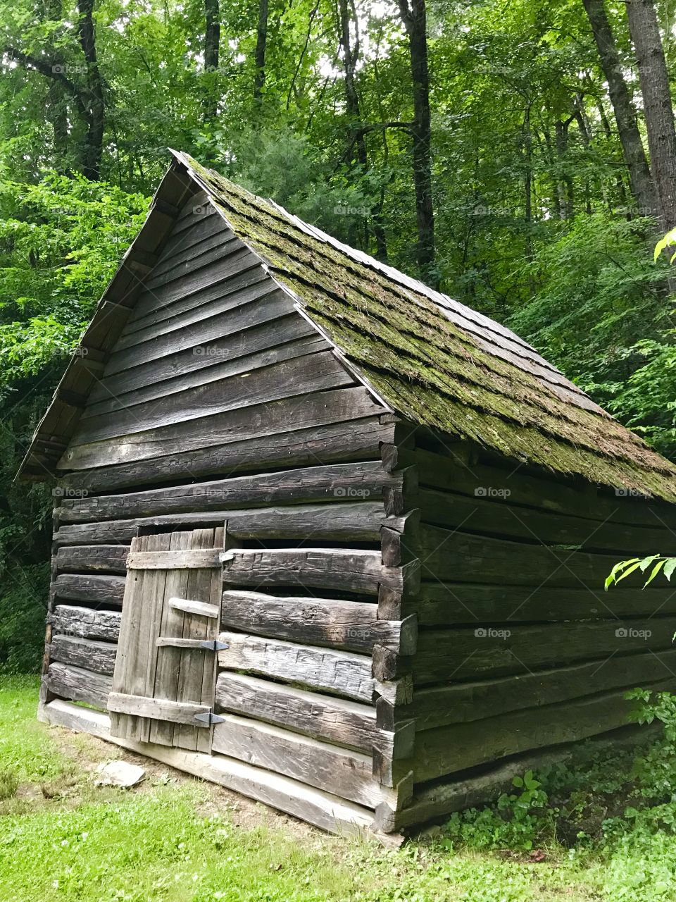 An old log outbuilding on a farm found driving in the mountains 