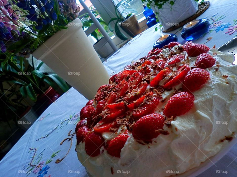 Midsummer strawberrycake