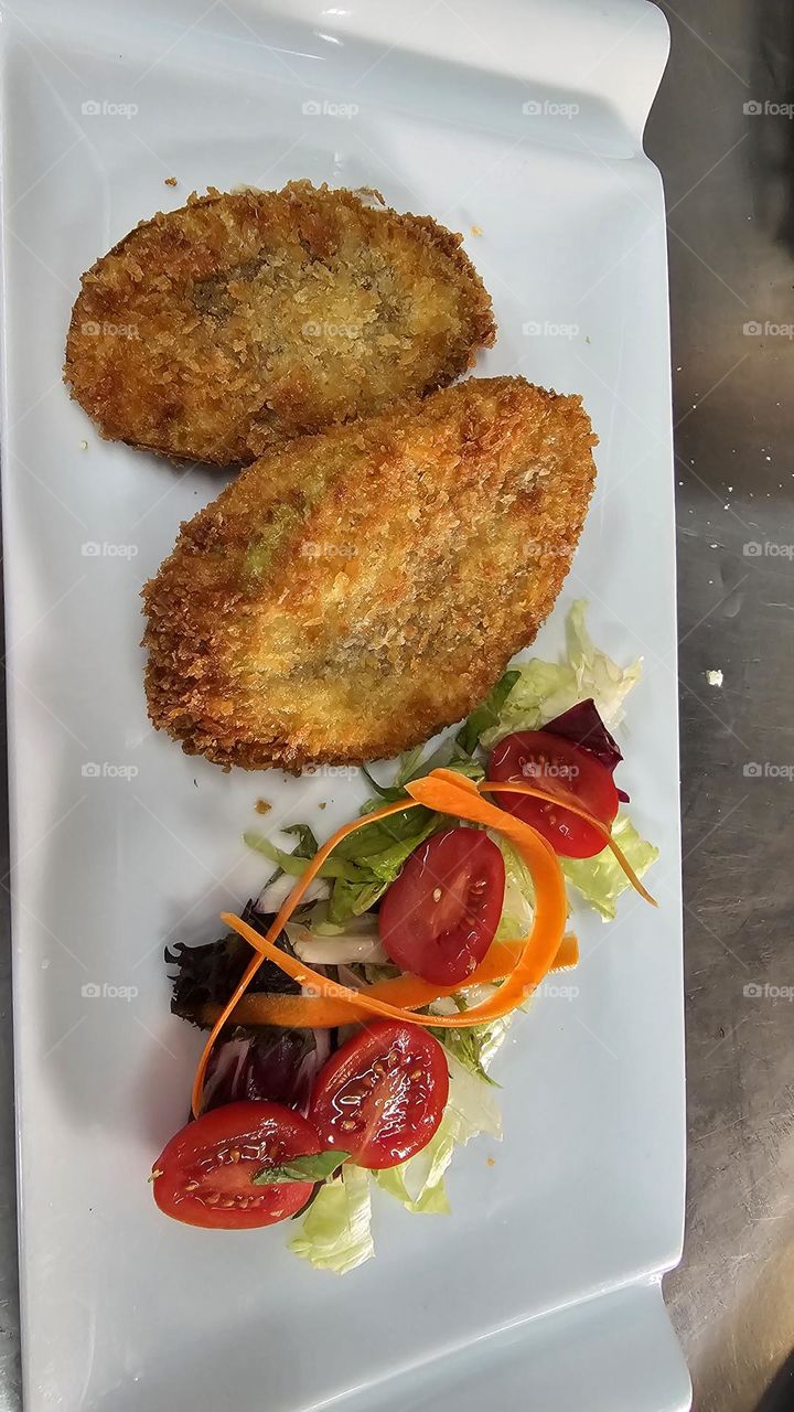 Berenjena rellena de mozzarella frita con panko