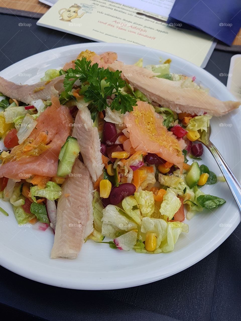 Im Sommer ist ein leichter Salat so erfrischend und lecker. Mit Fisch garniert, Mais als Topping, Baguette dazu. Grenzenlos variabel.