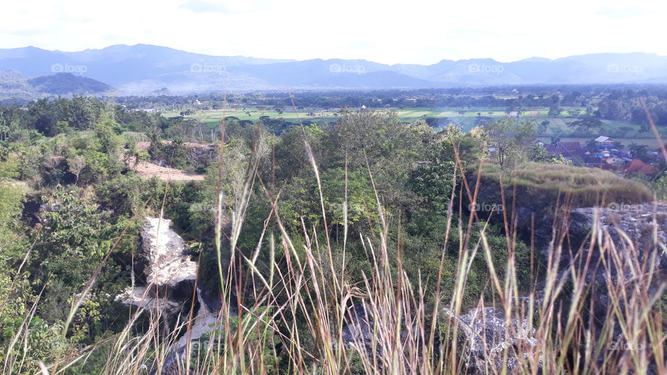 ilalang ini tidak menutupi keindahan pemandangan dibelakangnya, namum ia melengkapi keindahan pemandangan...