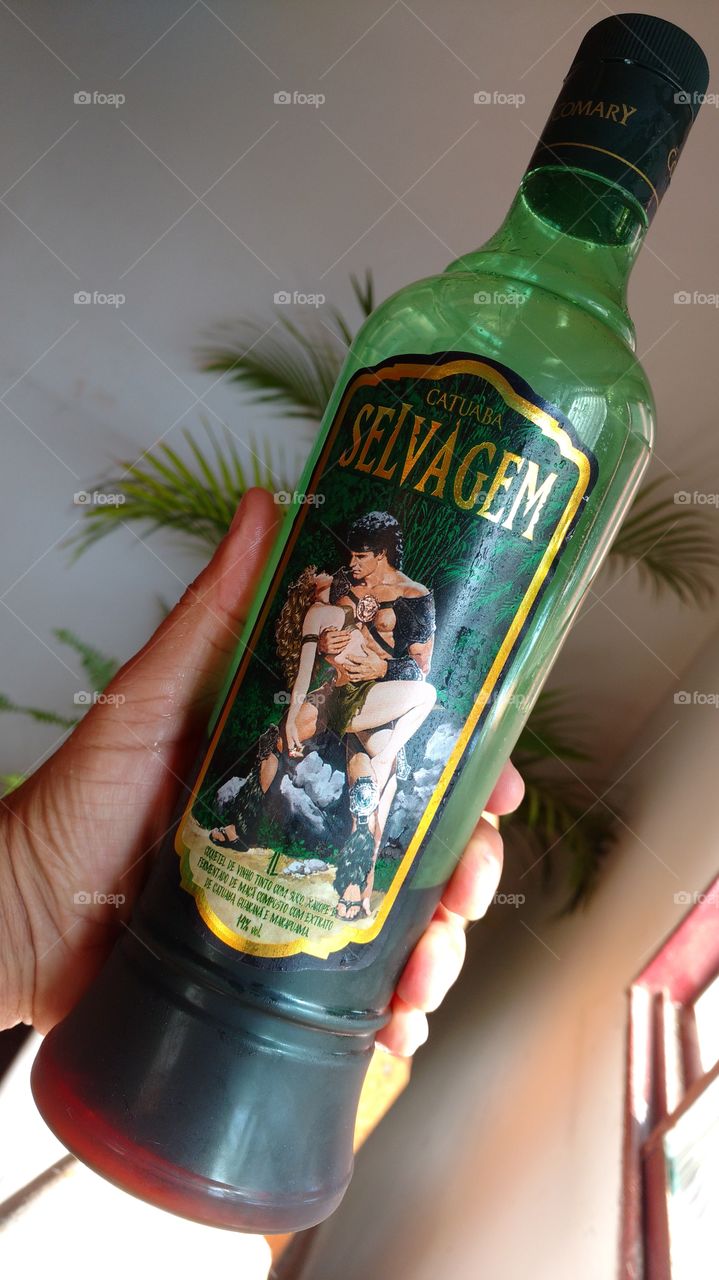 Coquetel de vinho tinto, suco e xarope. Fermentado de maçã composto com extrato de guaraná,  catuaba e marapuama. Bebida alcoólica.