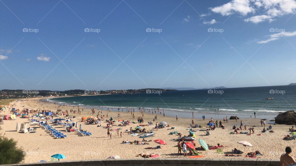 Una de las grandes de Galicia, playa de La Lanzada, buen tiempo, arena fina, color verde/azul, irresistible. Puedes nadar, tomar el sol, padel, surf, navegar, actividades y fiestas de verano y gastronomía por excelencia.