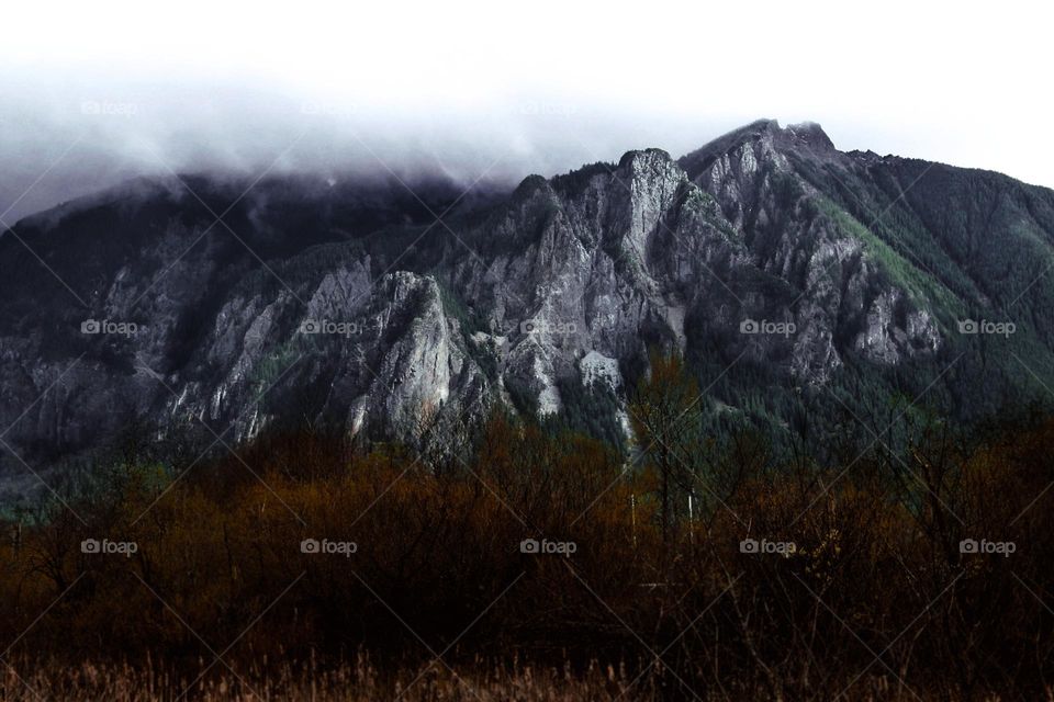 Washington state mountain range peak mountains cloudy misty for autumn beautiful Rocky scenic elevation summit ridge woodsy woofs forest country backwoods travel beautiful nature outdoors bushes landscape mountainous countryside scenery terrain view