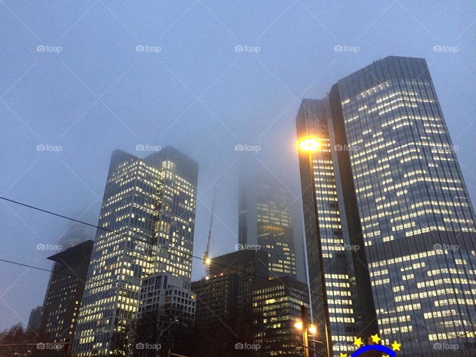 Skyline umhüllt von Nebel