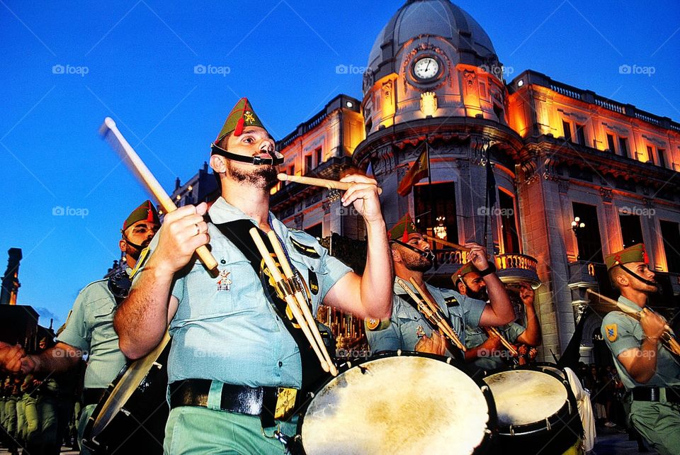 legionario tocando el tambor y desfilando en la Semana Santa de Ceuta segunda tonalidad