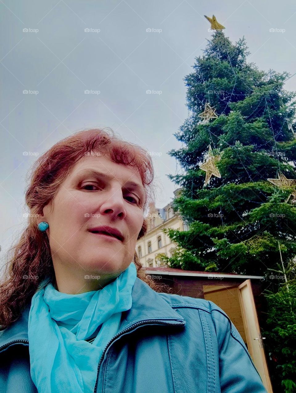 This lovely lady is standing on the „Theresienplatz“, half of the center square of “Straubing”, Bavaria divided by the medieval tower. It was renamed after the wife of the later King “Ludwig I” “Therese” during a visit. 2023. Hypnotic Productions