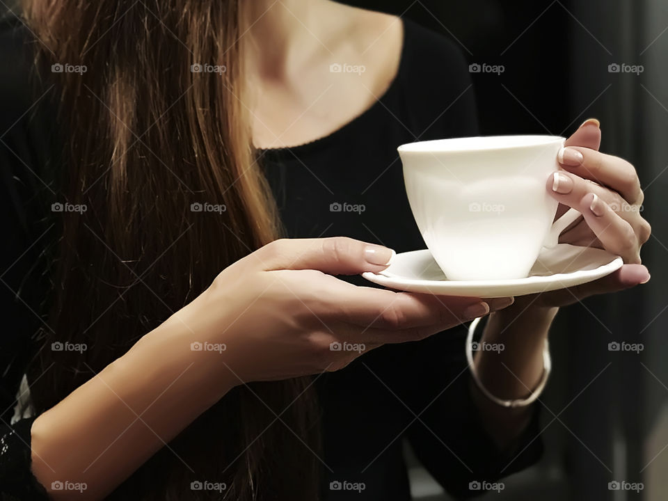 Drinking coffee/tea 