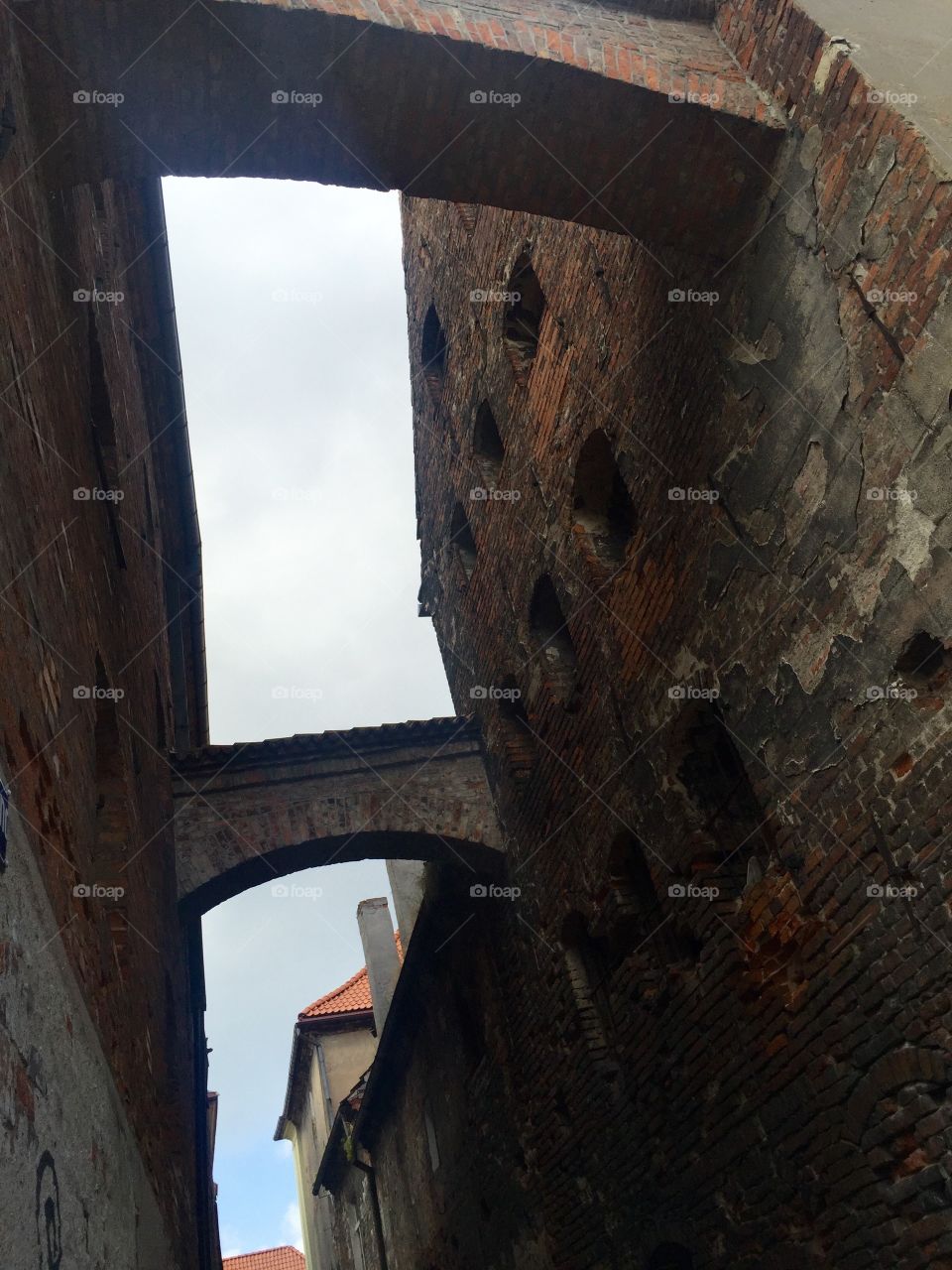 Arches between buildings 