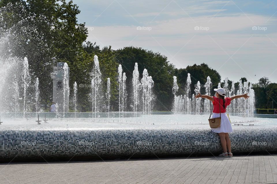 Girl at the fountain