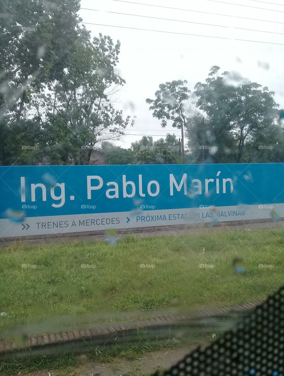 cartel indicador de estación de tren tomado desde el interior de un tren (barrio Pablo Marín, ciudad de General Rodríguez, provincia de Buenos Aires)