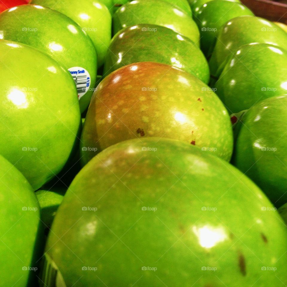 Apples in a row