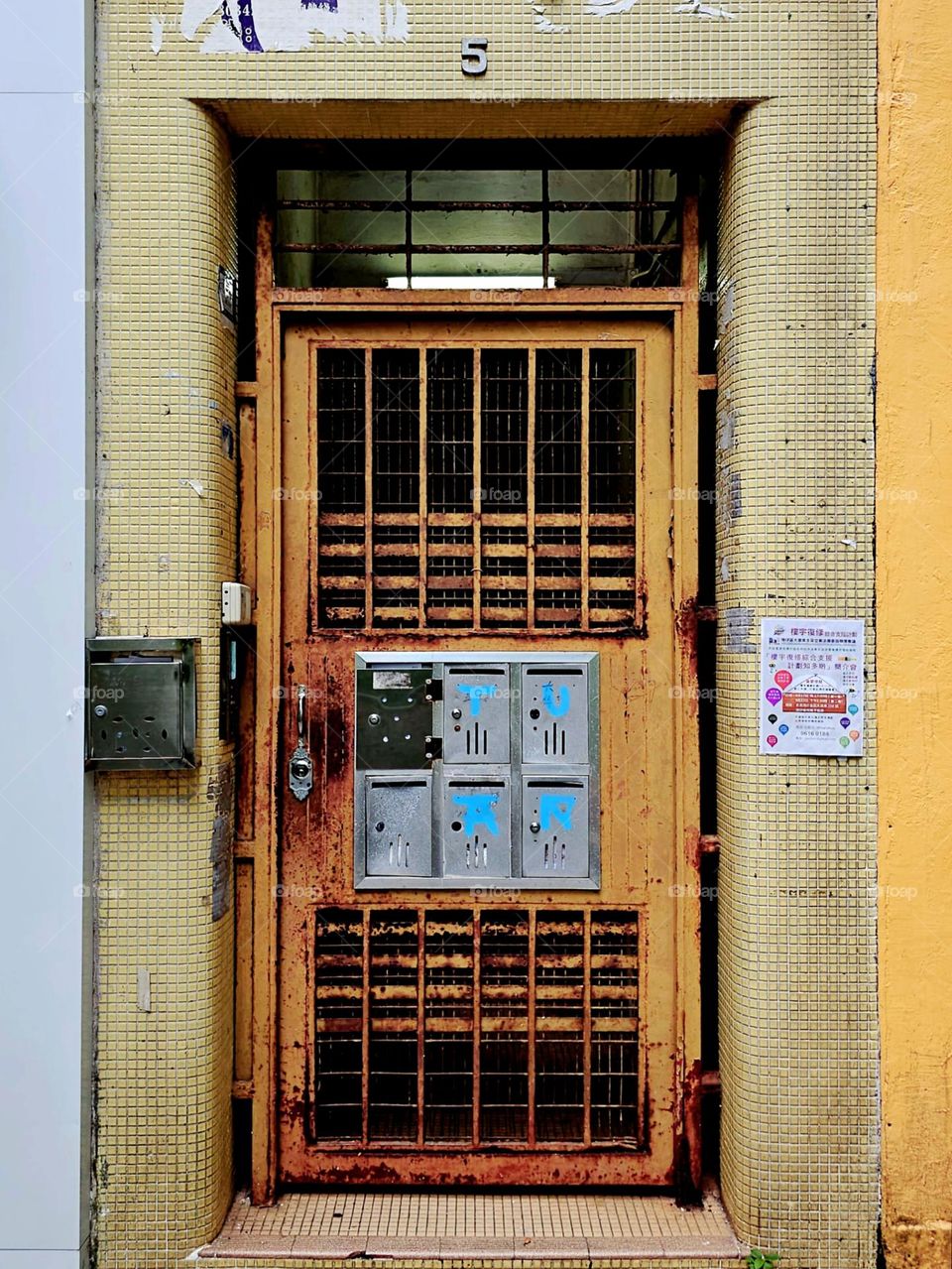 Autumn color in the city antique gate