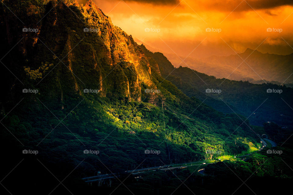 A colorful view of the steep Ko’olau Mountains above the Pali Highway. Oahu, Hawaii, USA. 