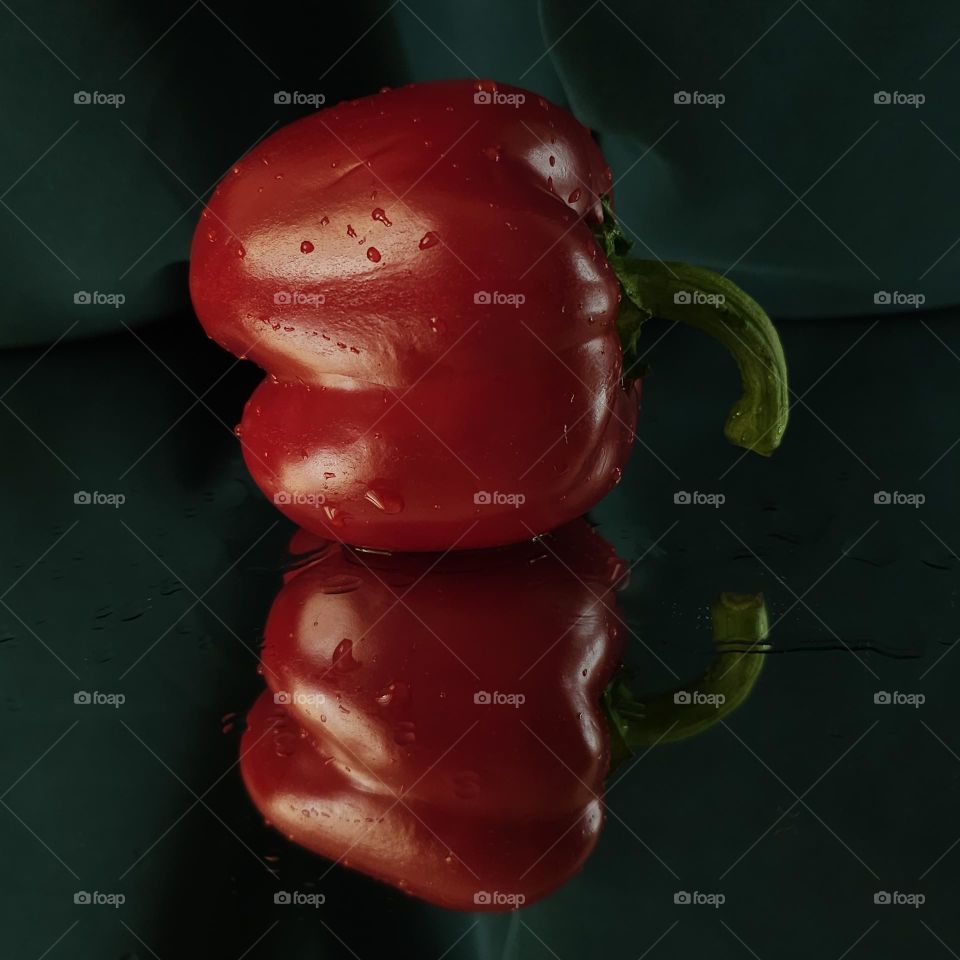 Two Colors, One Mirror – A Story in Contrast