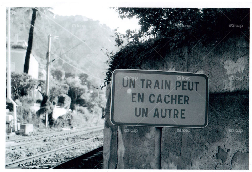 "A train can hide an other train", franch sign