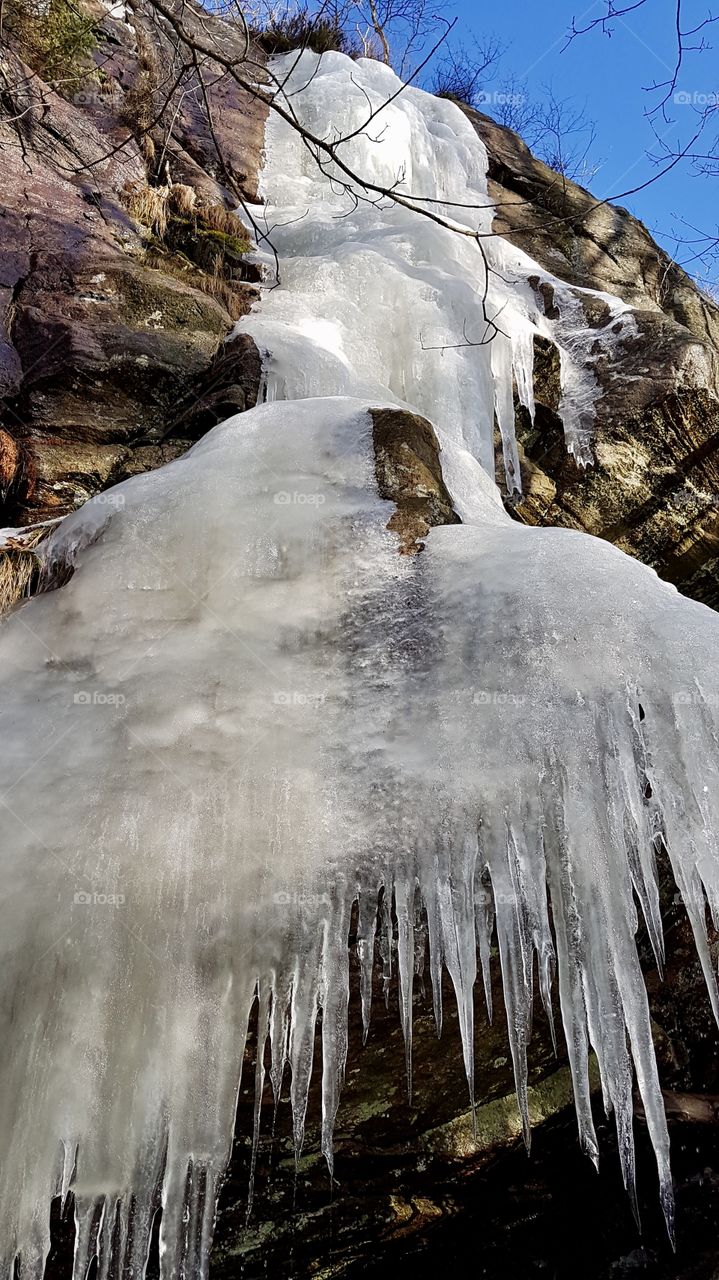 Frozen ice waterfall melting in the spring - fruset vattenfall som smälter på våren 