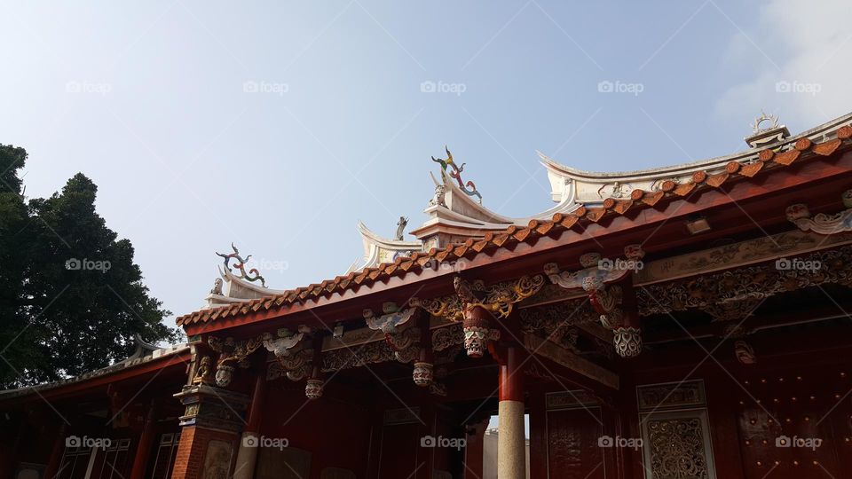 The “Premier Academy of Taiwan” (全台首學) has more than three hundred years of history as a Confucian temple, and it would be safe to say that this place is the heart of Tainan as an ancient capital of culture.
red architecture