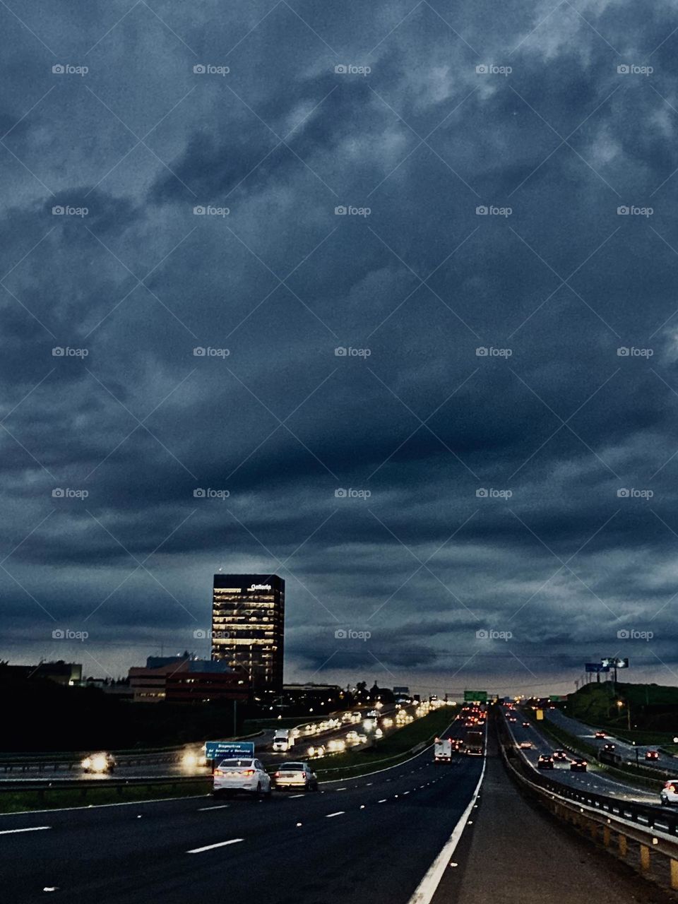 Anoitecendo em Campinas! Um horizonte bonito no fim da 3ª feira (ou melhor: quase no fim).

Por enquanto, estrada livre.