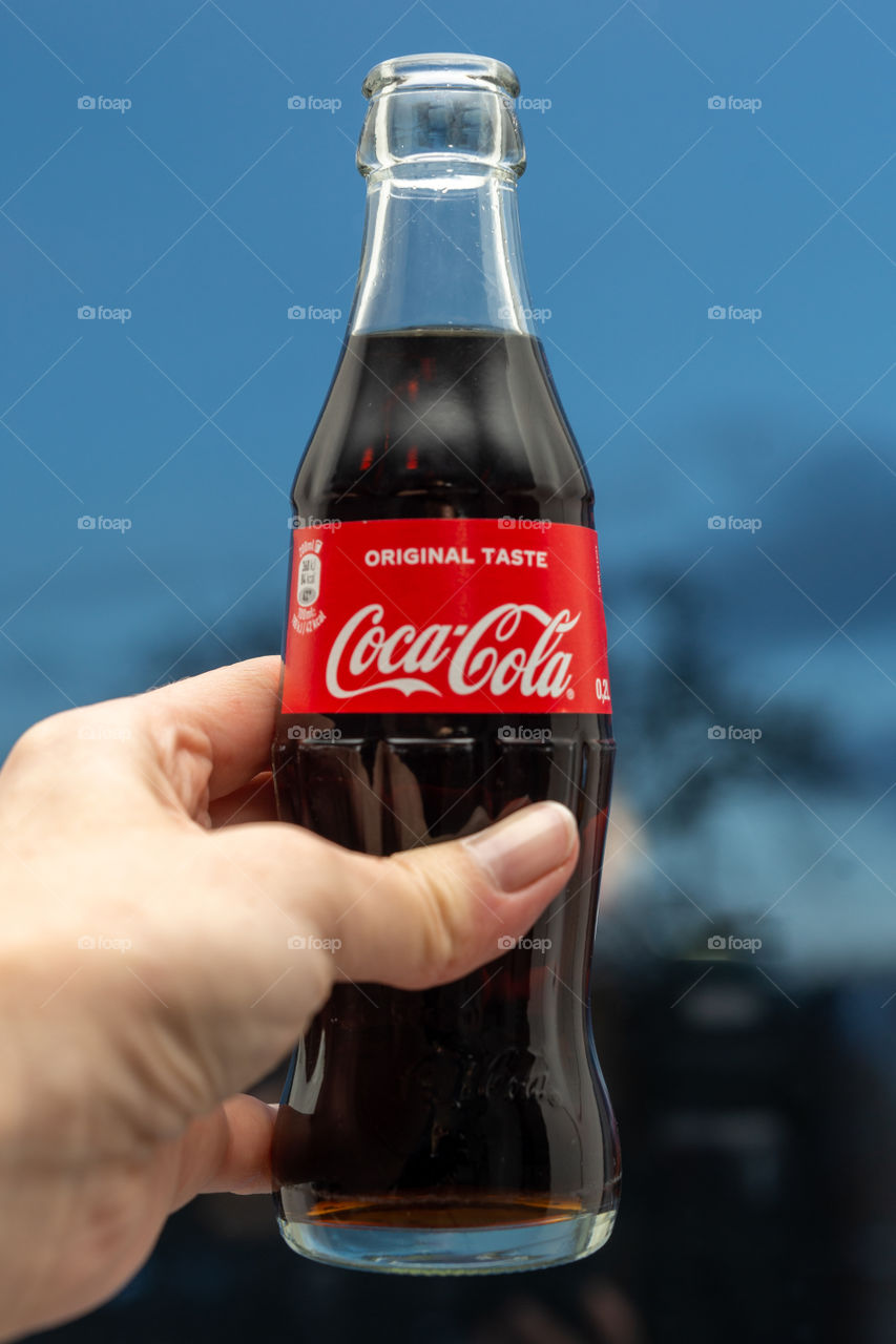 hand and Coca Cola