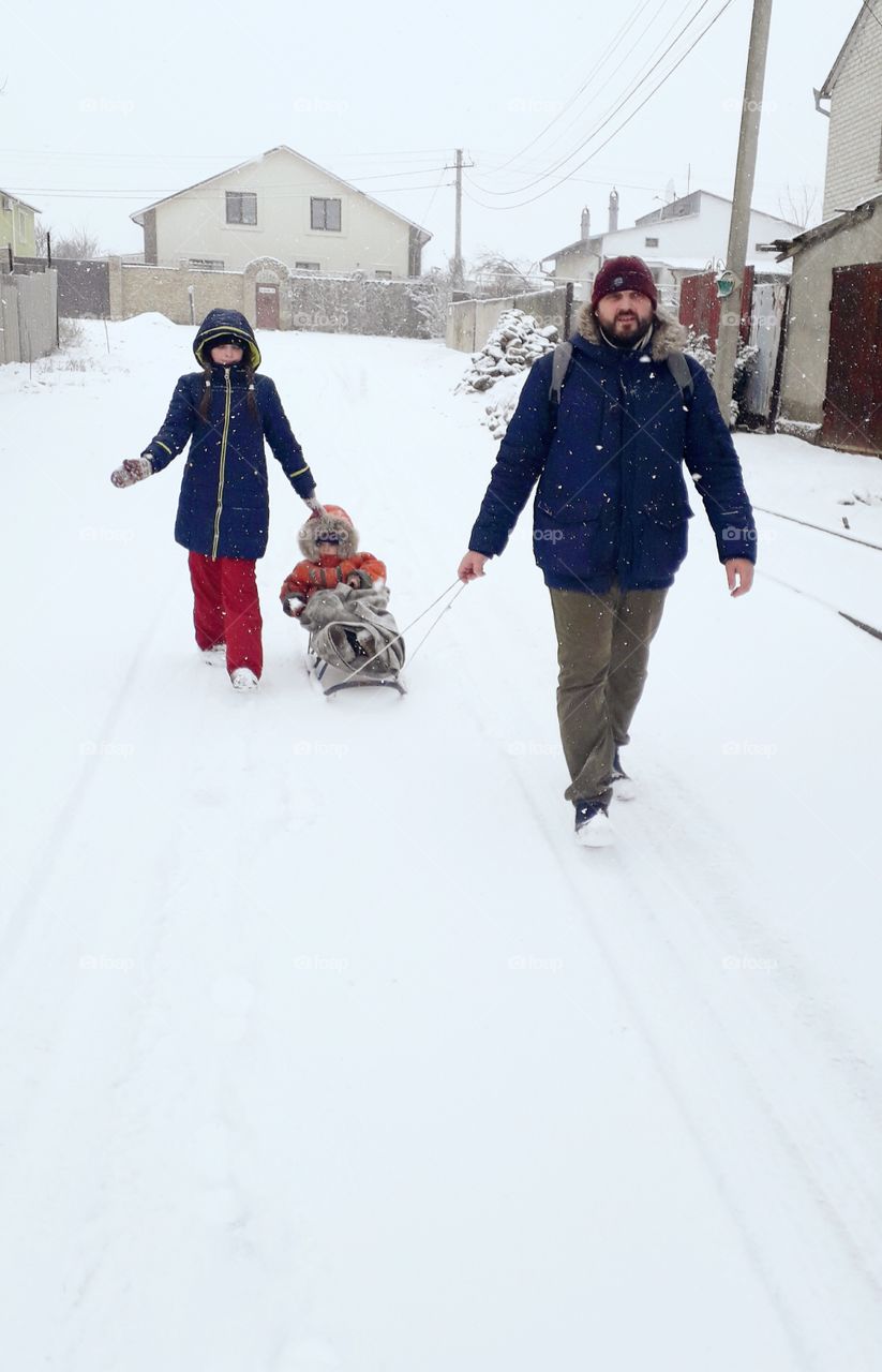 dad with kids in the snow