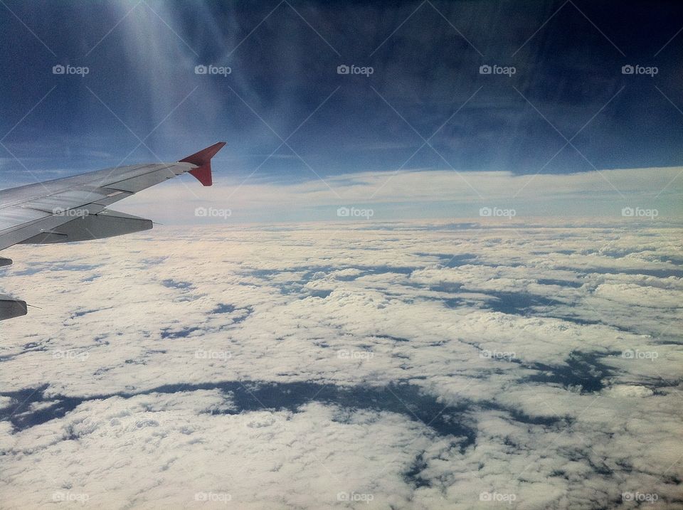Um delicioso passeio de avião. Vejam só as nuvens que embelezam o planeta Terra! 