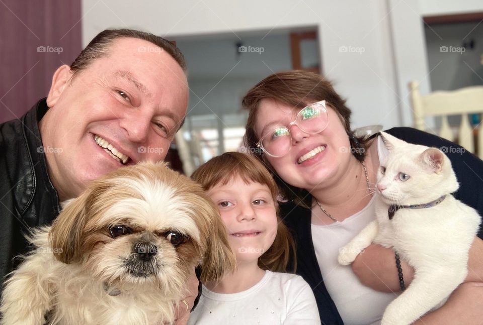 🇺🇸 Only Miss Andréia was missing!
 My Saturday is theirs - the daughters, the cat and the dog!
 Light day, happy day! / 🇧🇷 Só faltou a dona Andréia!
Meu sábado é delas - das filhas, da gata e da cadela!
Dia leve, dia feliz!