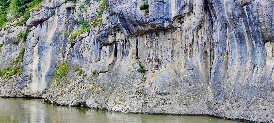 This cliff runs along the “Danube” between “Kelheim” and the “Weltenburg Abbey” as it enters the “Donaudurchbruch” or “Danube Gorge”, two narrow turns and then a half loop enveloping a peninsula upon which the abbey sits. 2024. Hypnotic Productions