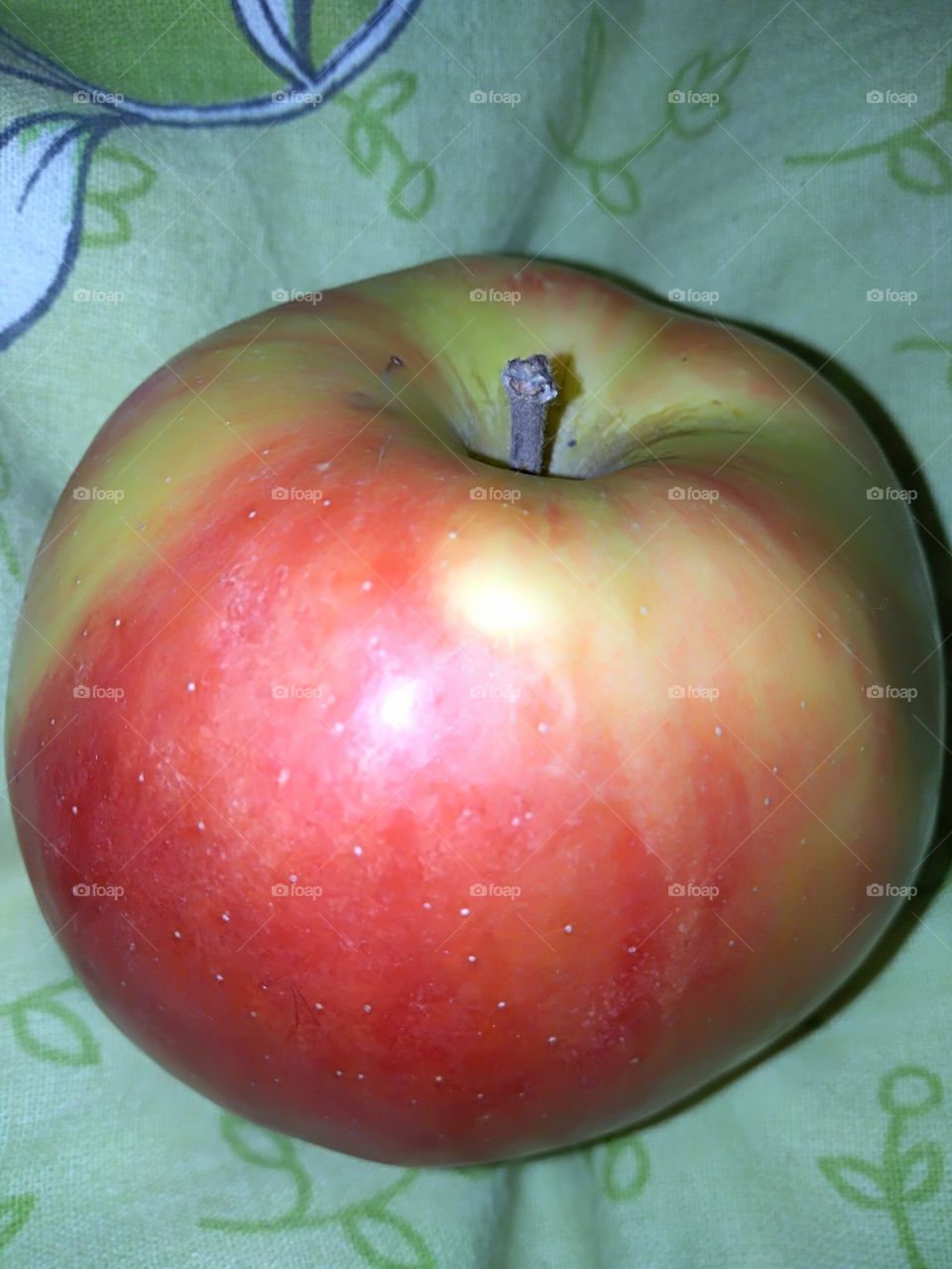 red apple