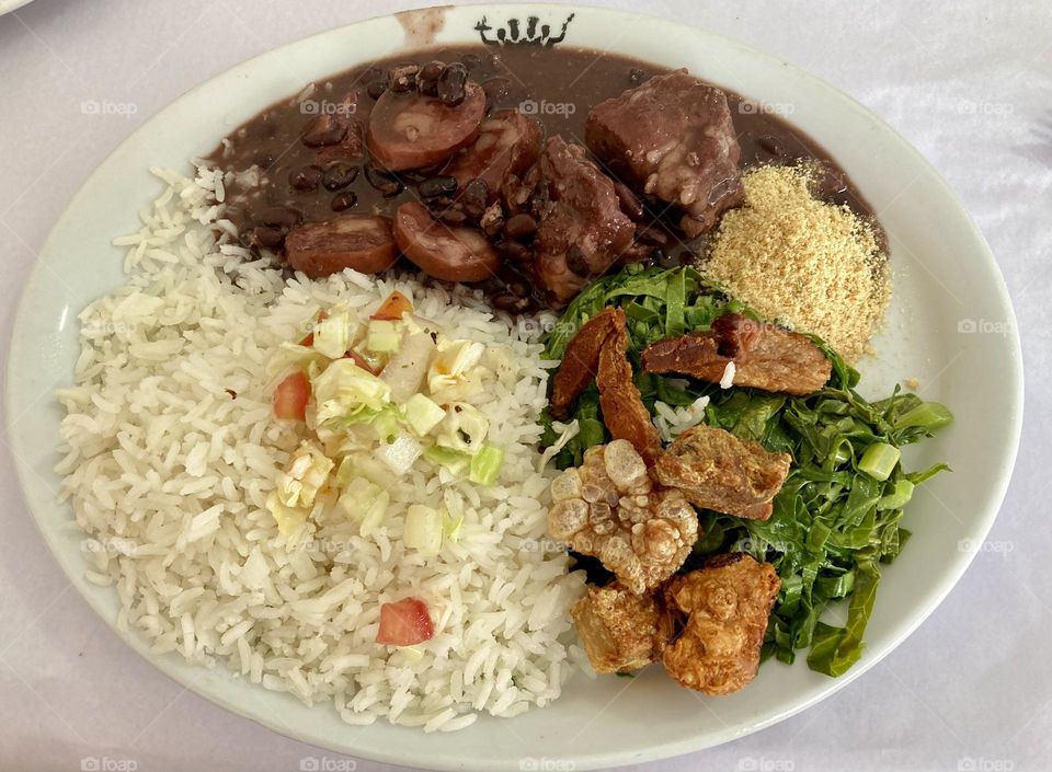 🇺🇸 Time for delicious feijuca! Having a feijoada for lunch in this cold weather… hmmm… how good! / 🇧🇷 Hora de deliciosa feijuca! Almoçar uma feijoada com esse tempo frio… hum… que bom!