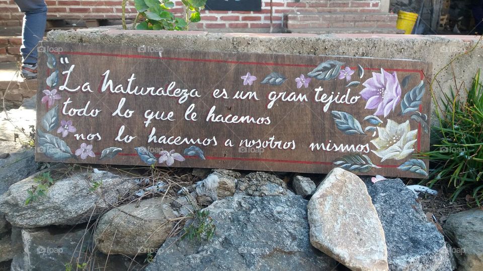 cartel con frase reflexiva en un parque público