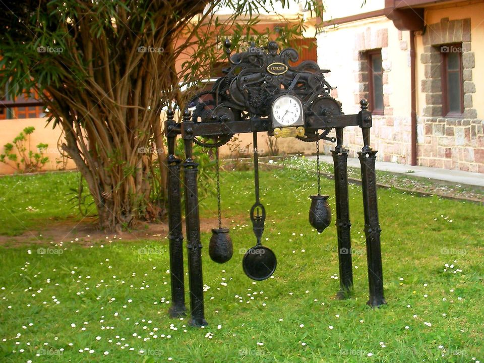 Reloj en el jardín