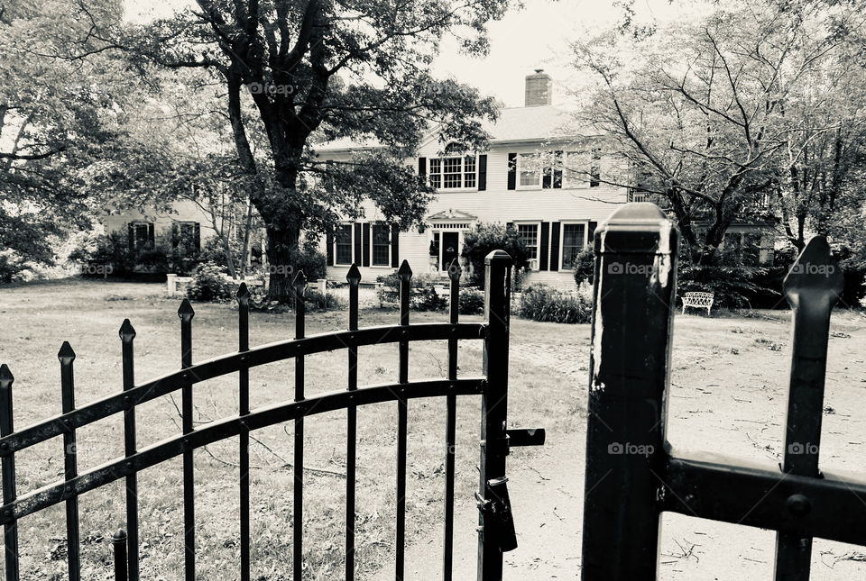 Old manor, open gate 